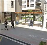 Marquesina publicitaria en la calle Juan Bautista Uriarte, junto a Plazakoetxe, Galdakao